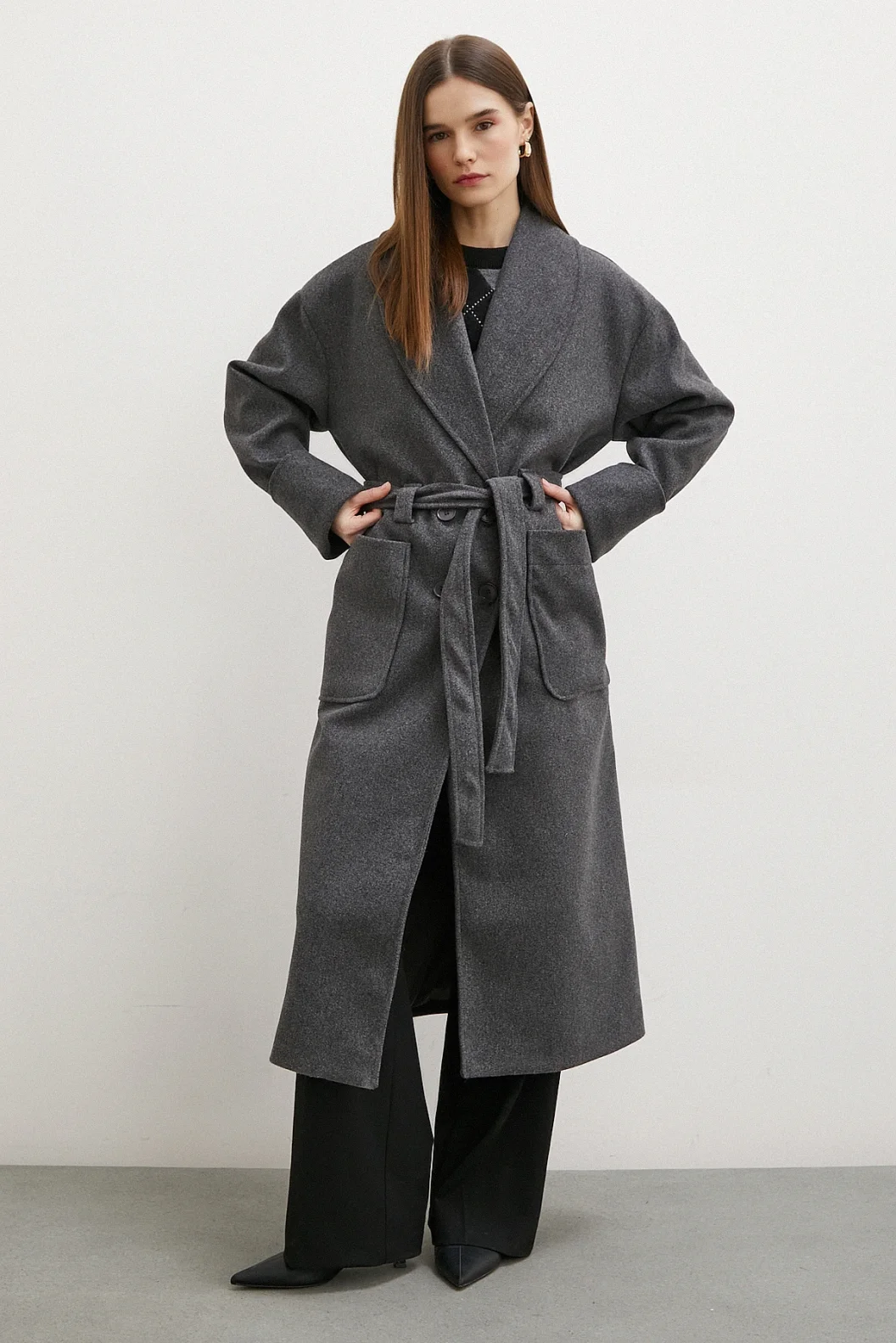 جاكيت مأزر بياقة كبيرة مزينة بحزام