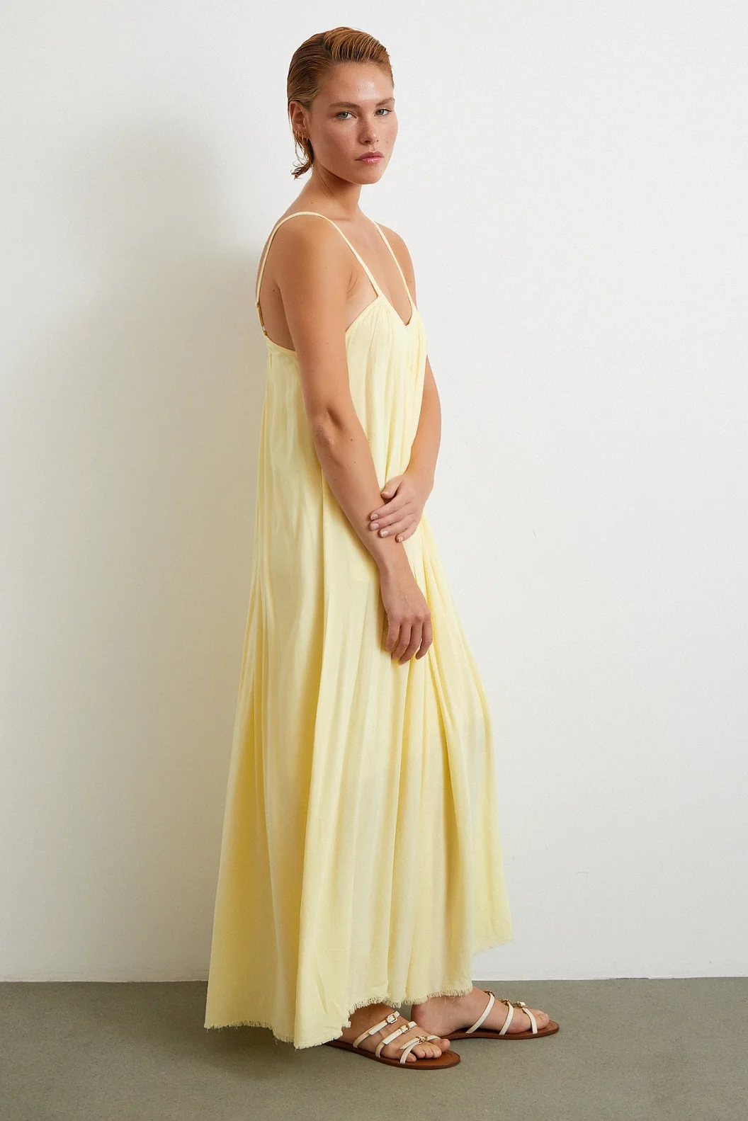 ثوب واسع بأكمام وحزام ولون أصفر