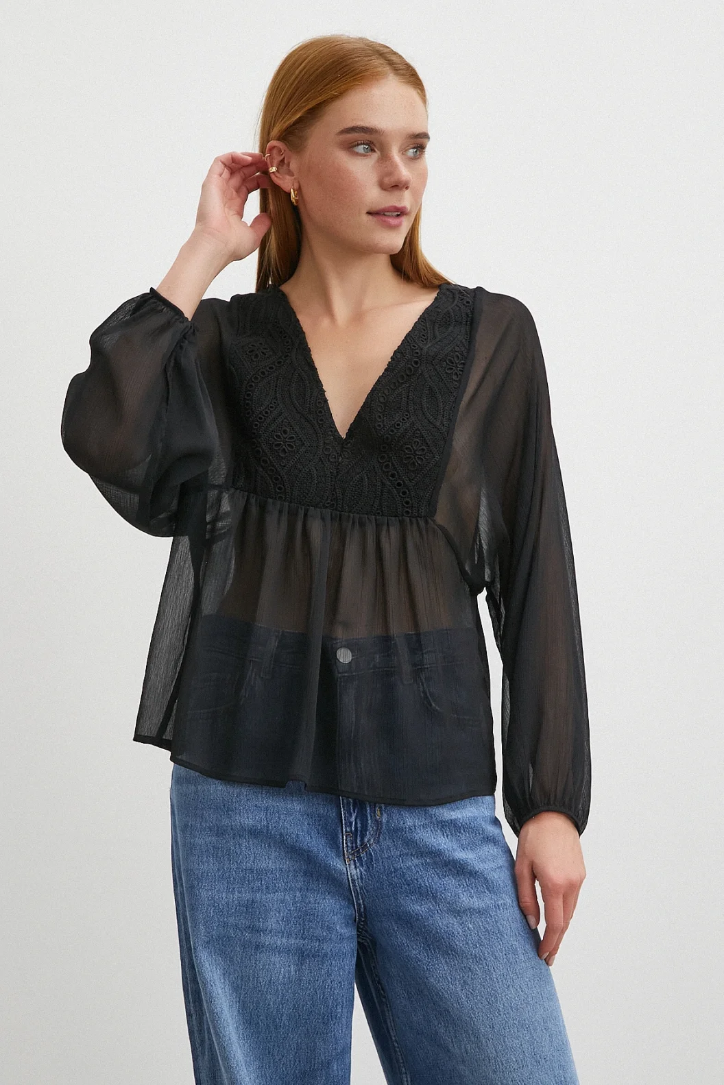 V-Ausschnitt, mit Spitze besetzte, transparente Bluse in Schwarz