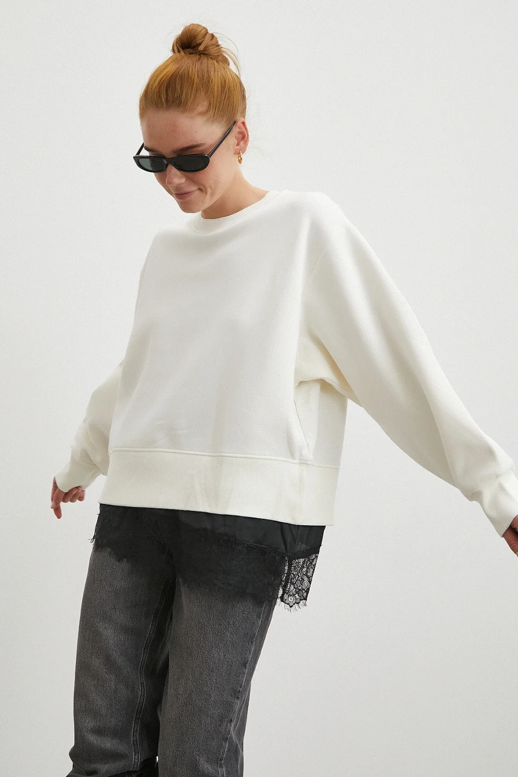 Eteği Dantelli Oversize Sweatshirt Beyaz