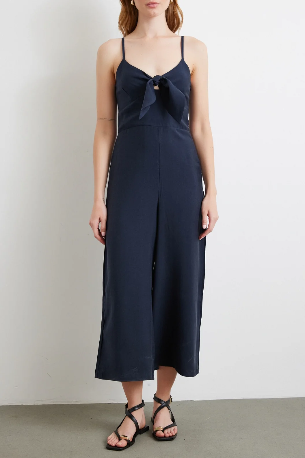 قطعة ليكرا بحمالات وعقدة عند الخصر في اللون الأزرق الداكن