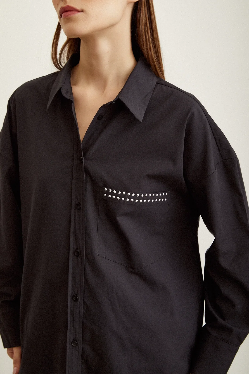 قميص بوبلين بتفاصيل حجرية أسود