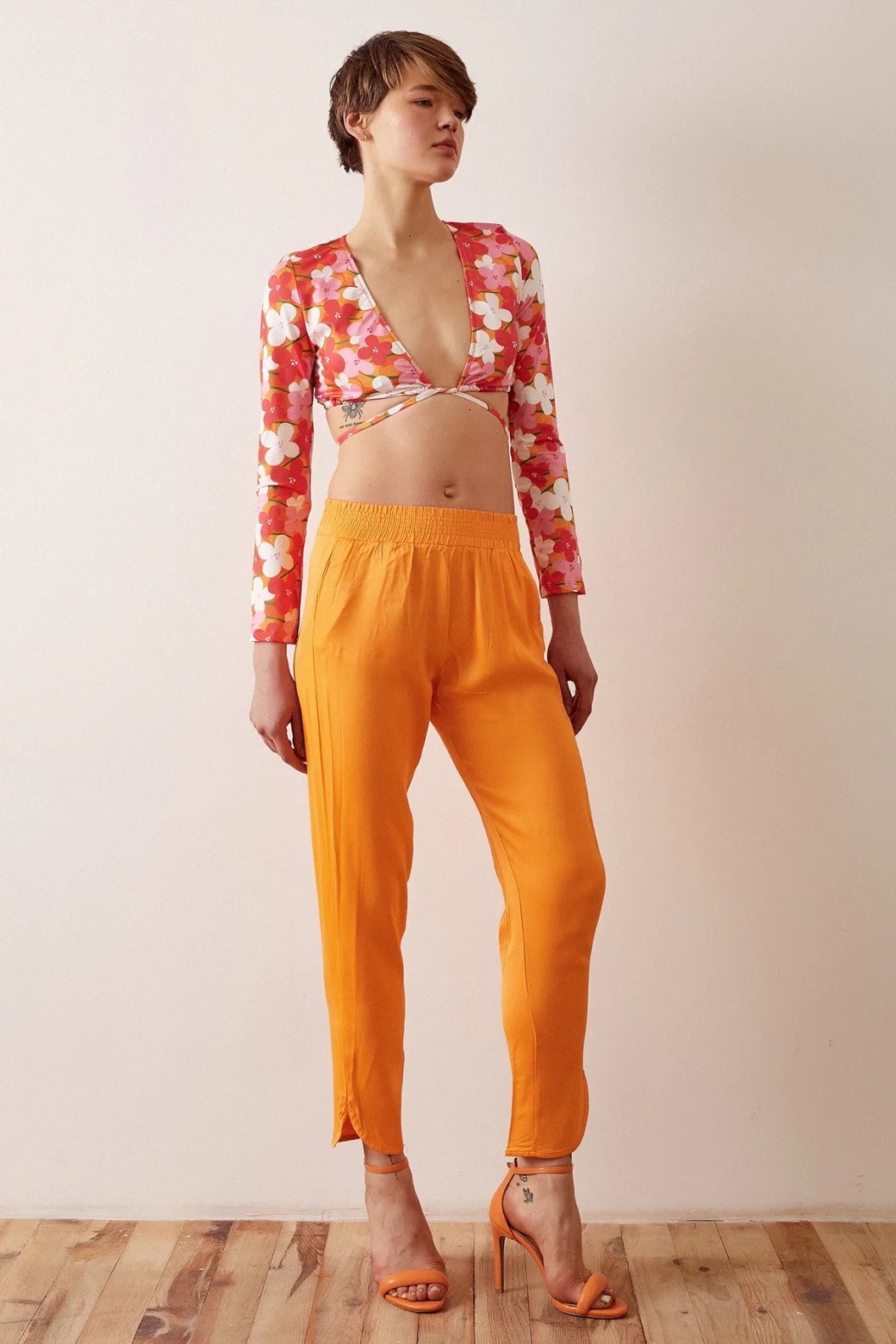 بنطلون ساتان بخصر مطاطي لونه برتقالي