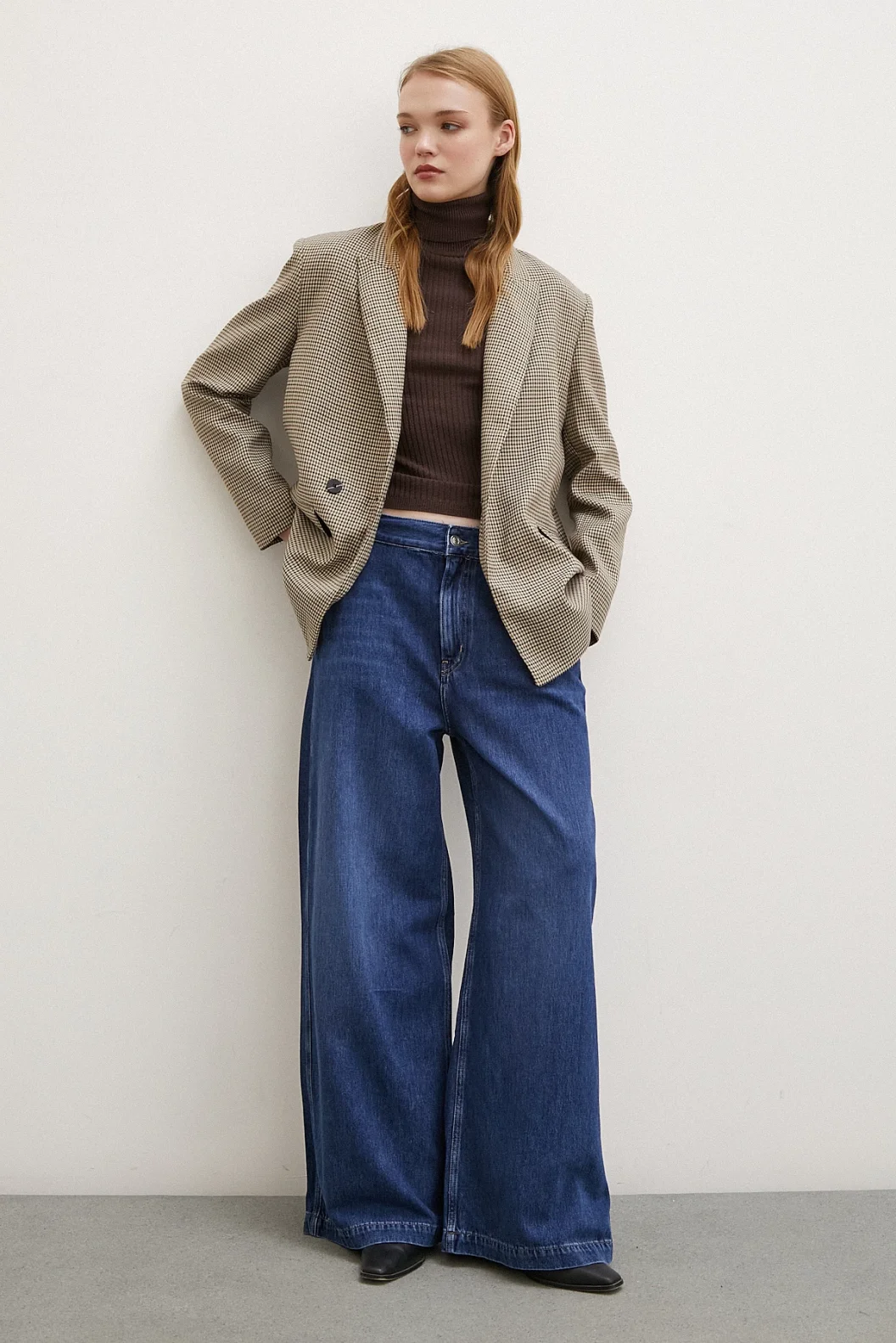 بنطلون جينز ذو خصر عالي وأرجل واسعة لونه أزرق