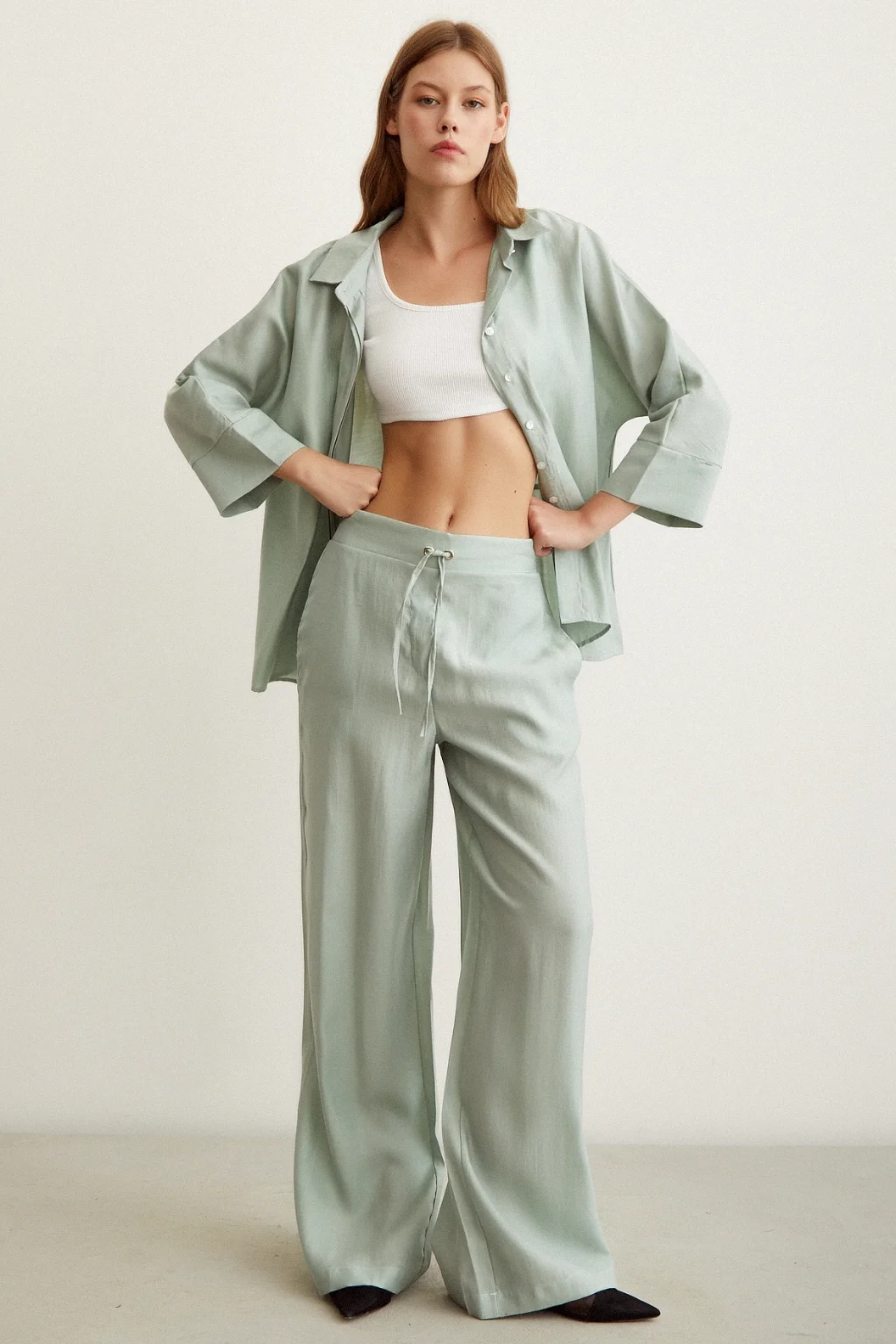 بنطال مطاطي بلون النعناع