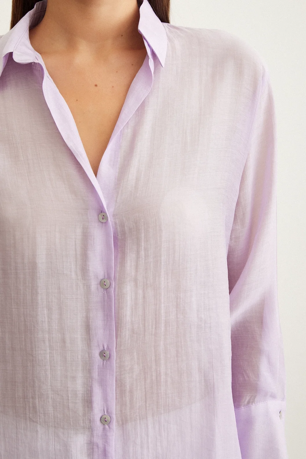 قميص بياقة على شكل V باللون البنفسجي