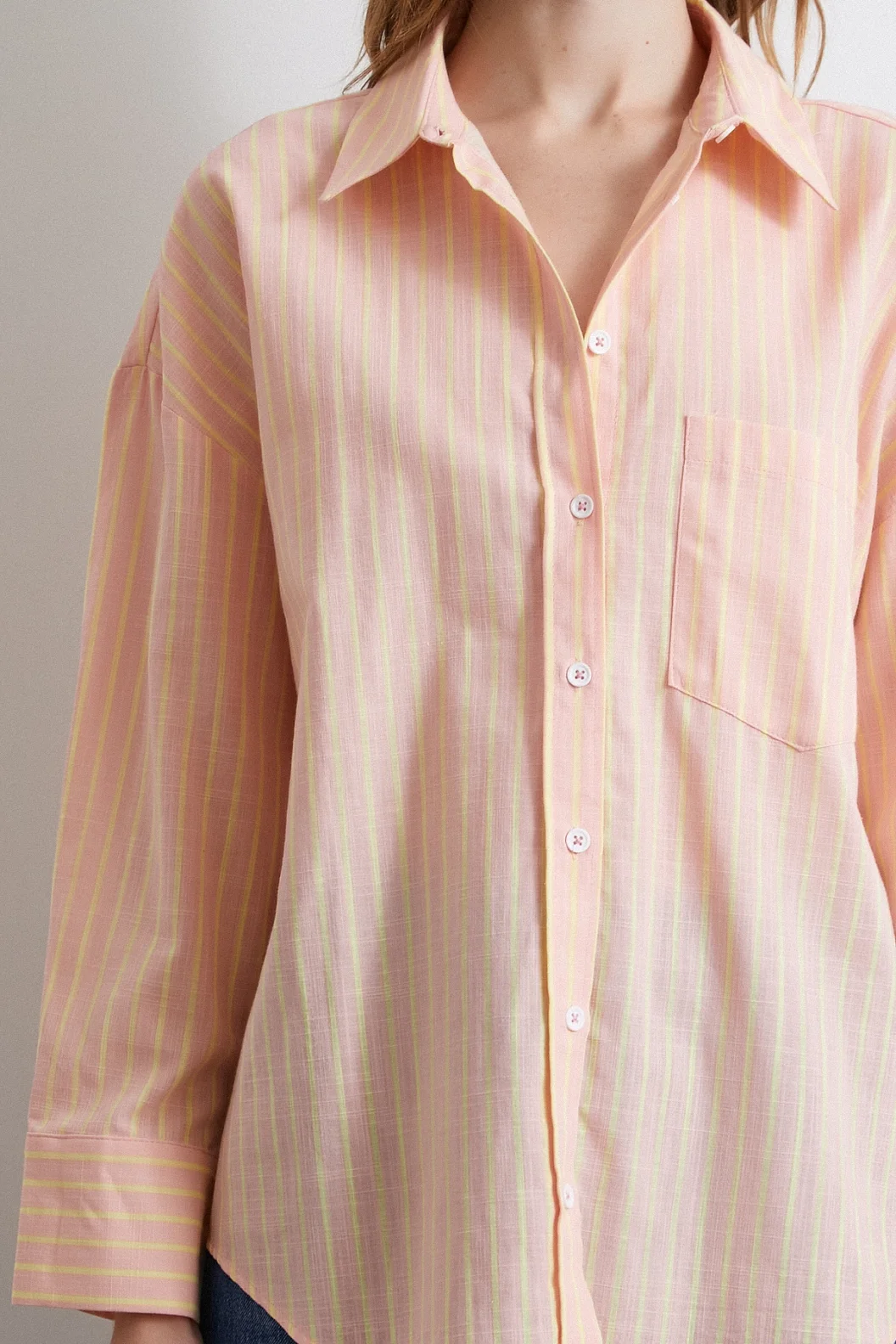 قميص بتصميم مخطط باللون الوردي