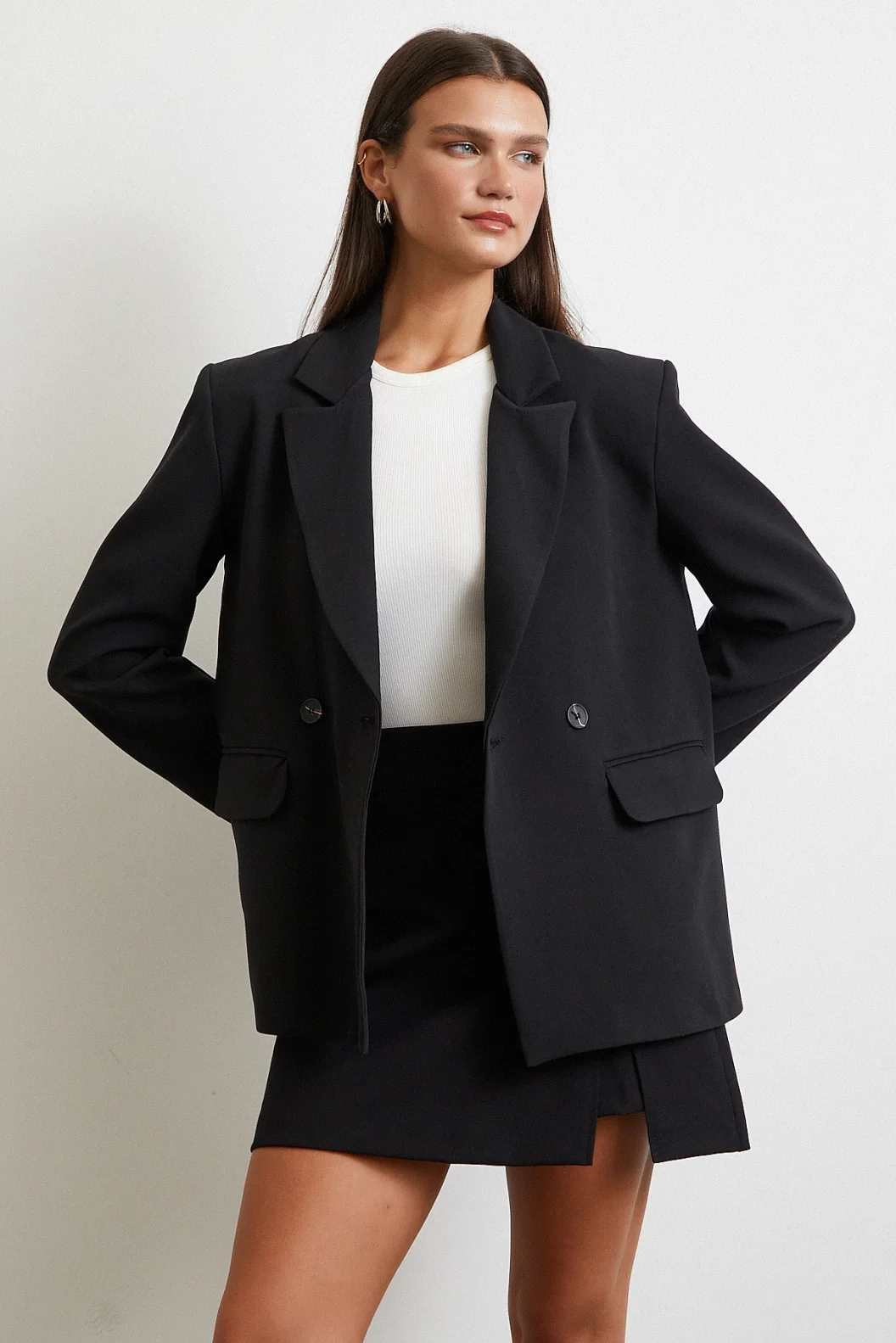 قصيرة سوداء مع شق