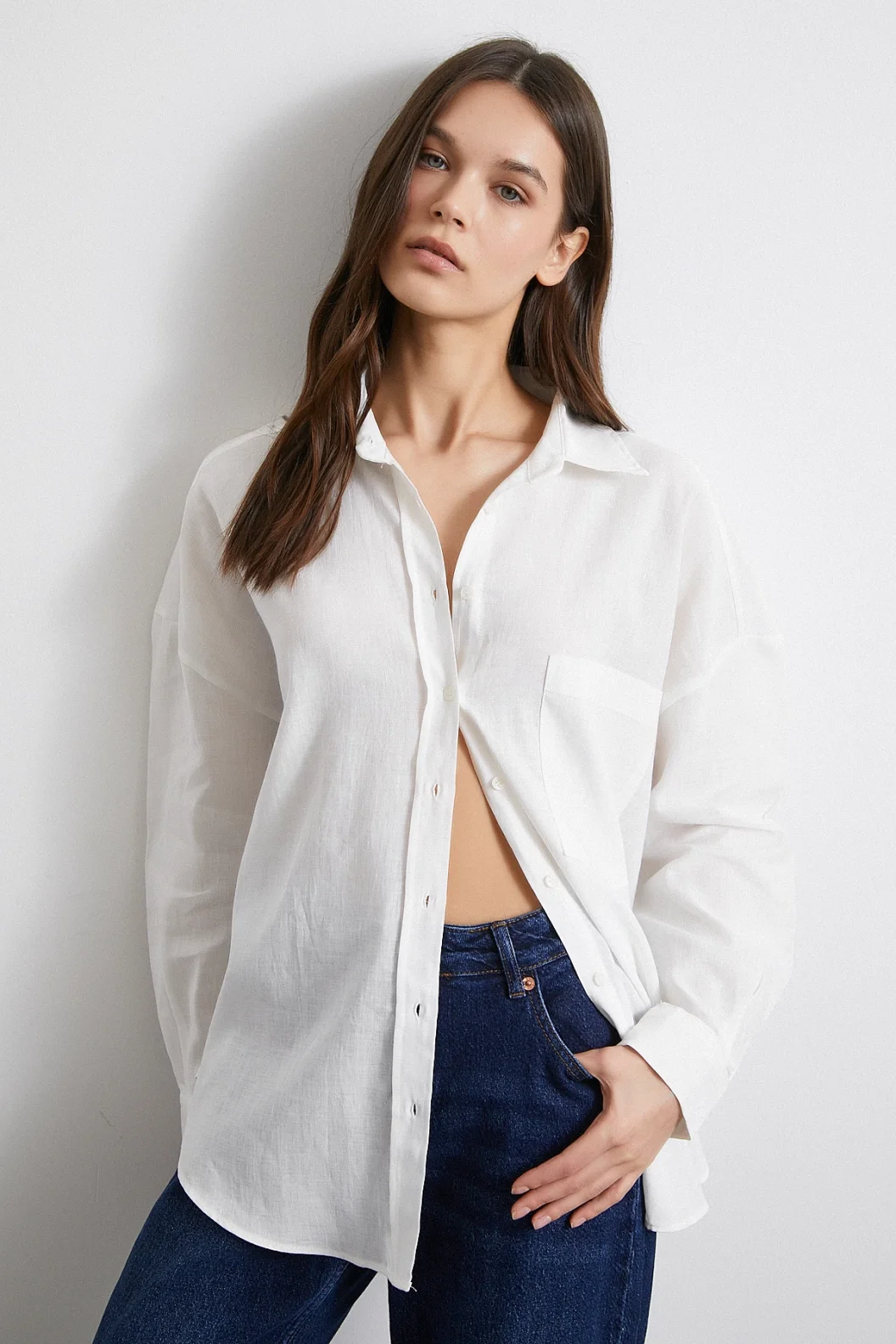 قميص كتان فضفاض بجيب كبير