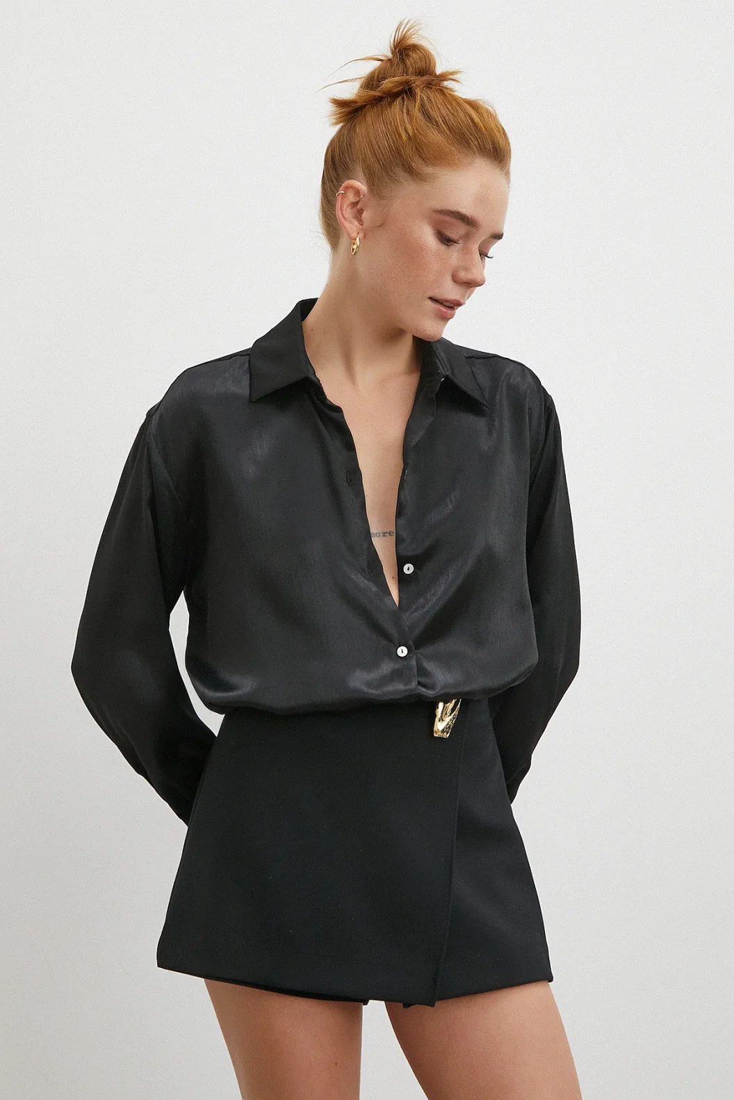 قميص ساتان كلاسيك أسود