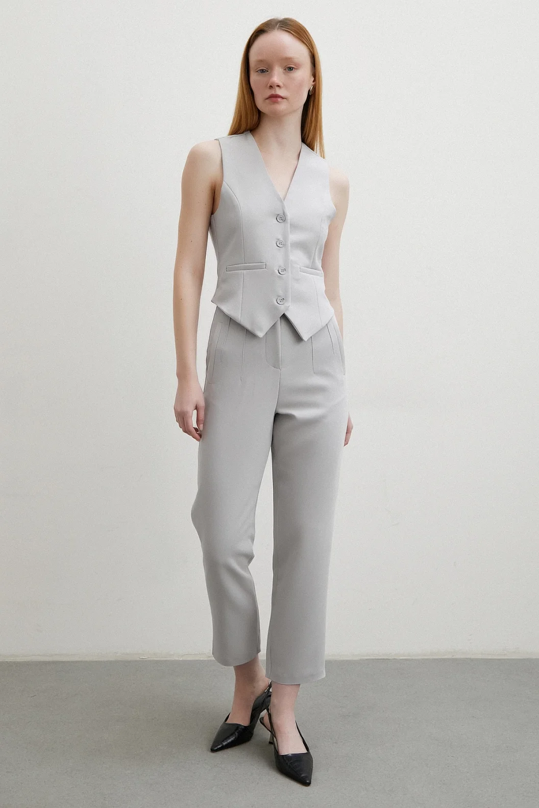 سروال قماش رفيع مع فرشاة أمامية باللون الرمادي