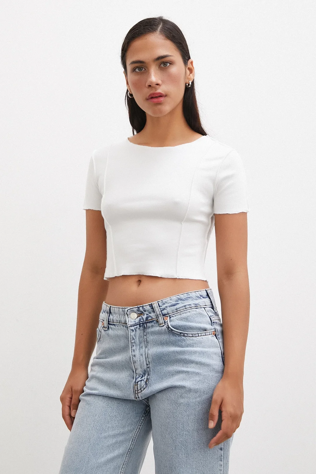 تيشيرت قصير الأكمام الأبيض