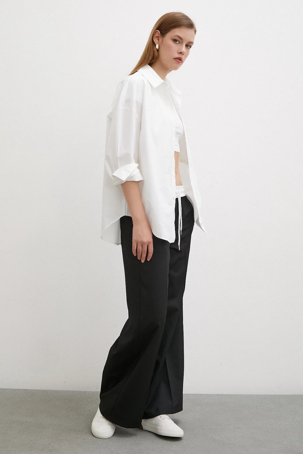 بنطلون أسود مع خصر مطاطي مطرز