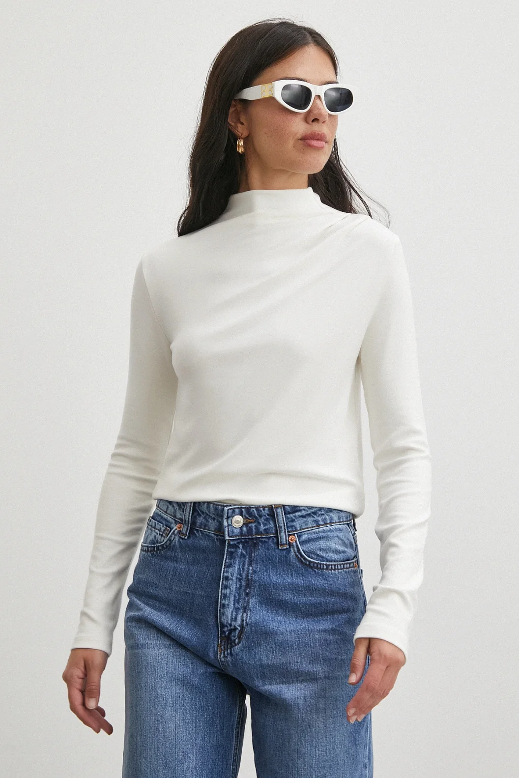 Omzu Pileli Boğazlı Bluz Beyaz