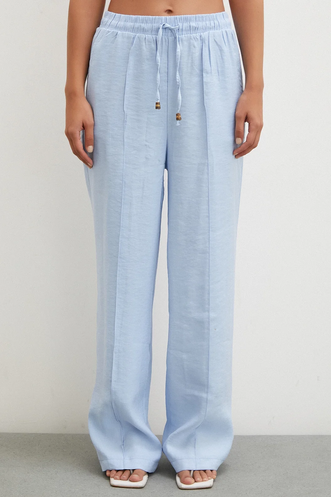 بنطلون برفقة حزام لونه أزرق فاتح