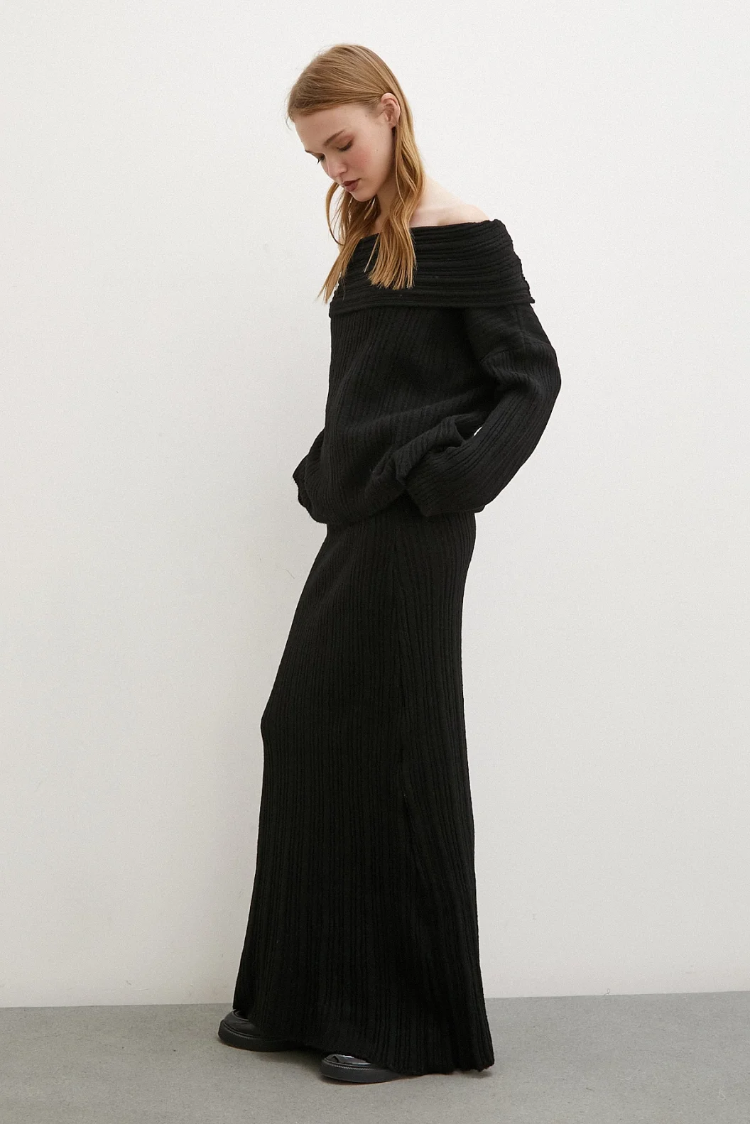 قطعة قماش بياقة مدورة وتنورة مد وجزاء سوداء