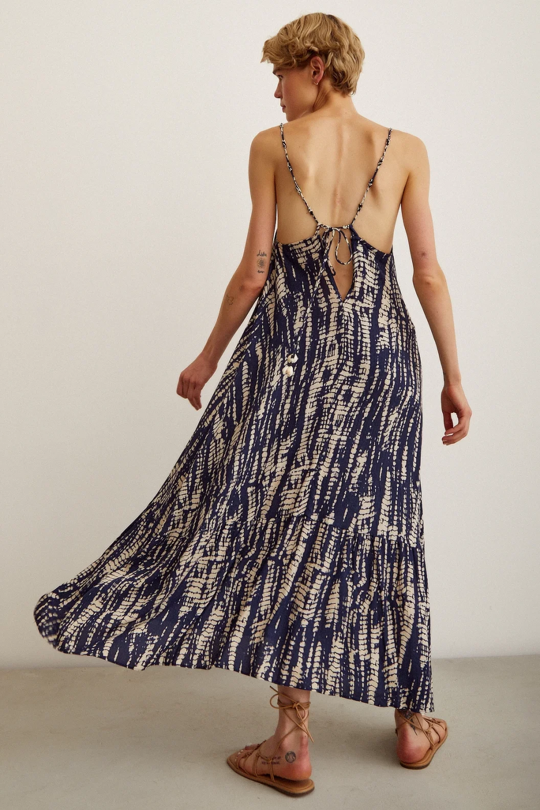 فستان واسع برقبة بحبل الخرز اللون الأزرق الداكن / البيج