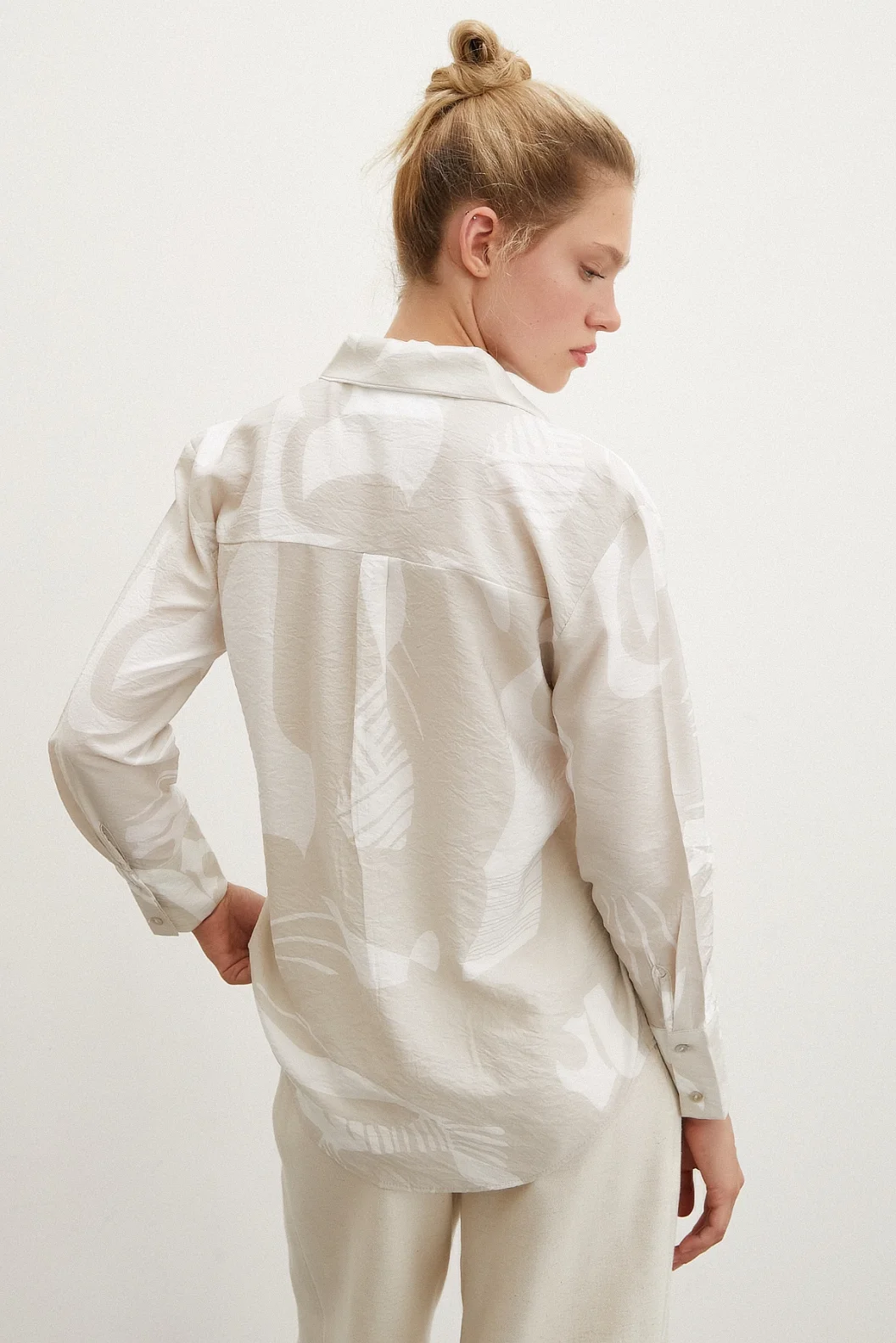 قميص بيج بياقة V Modal