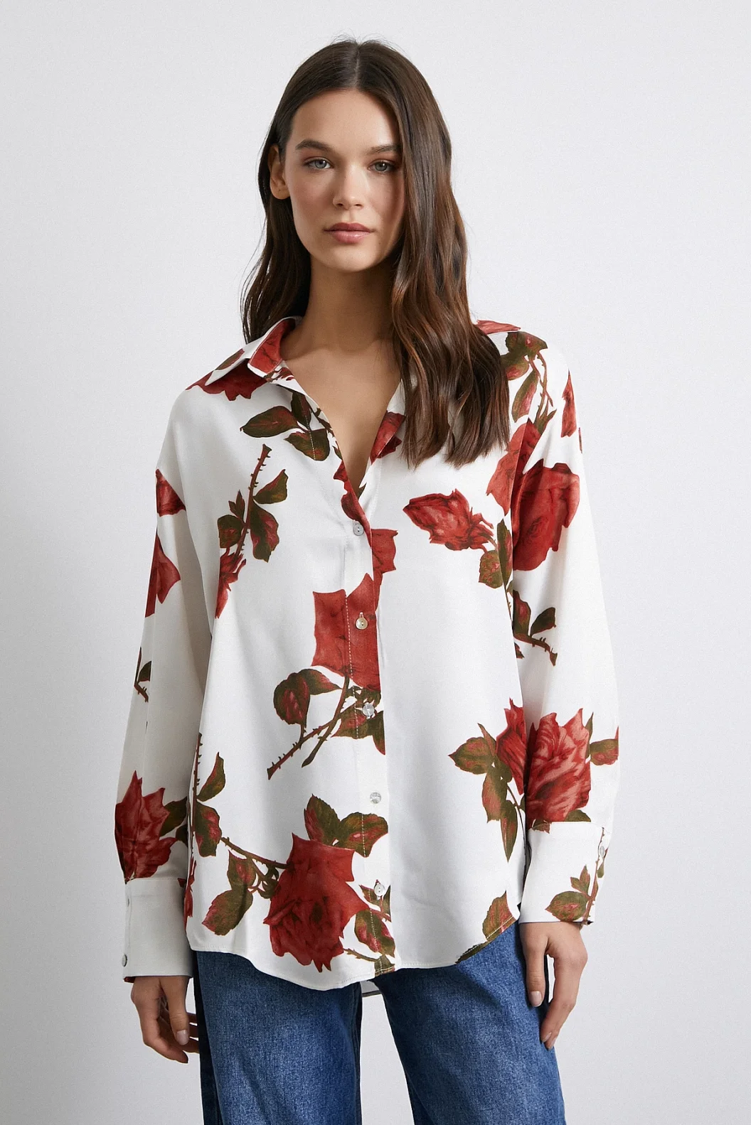 قميص حرير أبيض مزين بزهور الورد