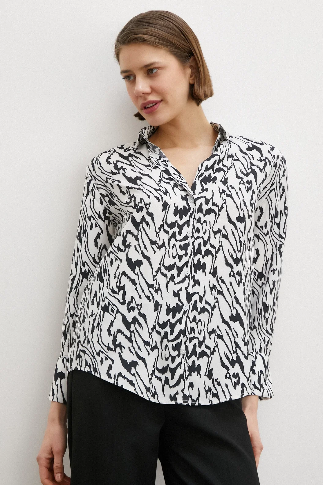 قميص بنقشة حيوانية أسود