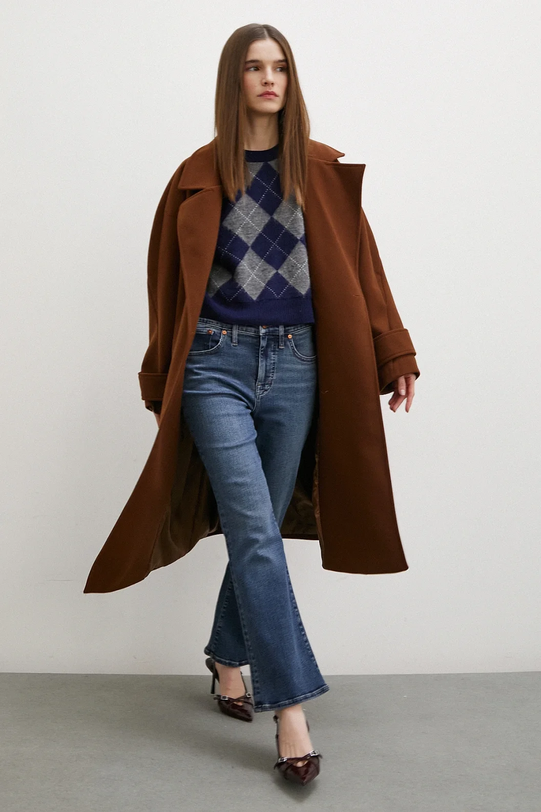 بنطلون جينز بطول الأنابيب الداكنة