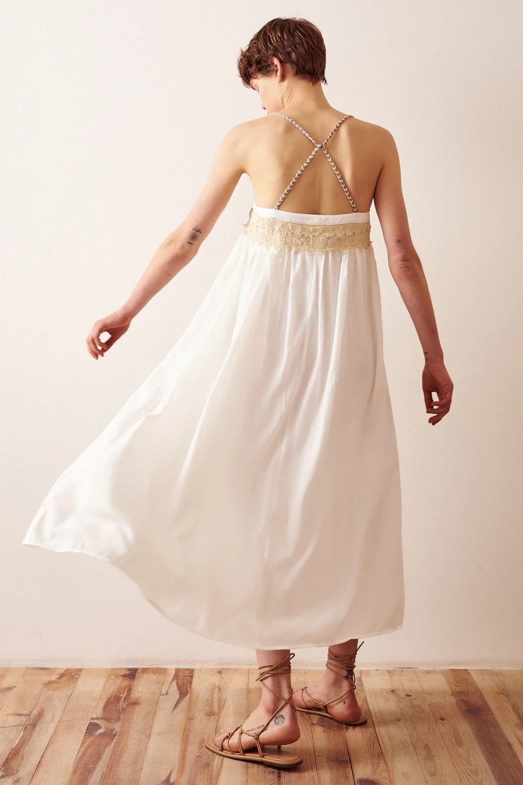 فستان فضفاض بحمالات وتفاصيل دانتيل باللون الأبيض