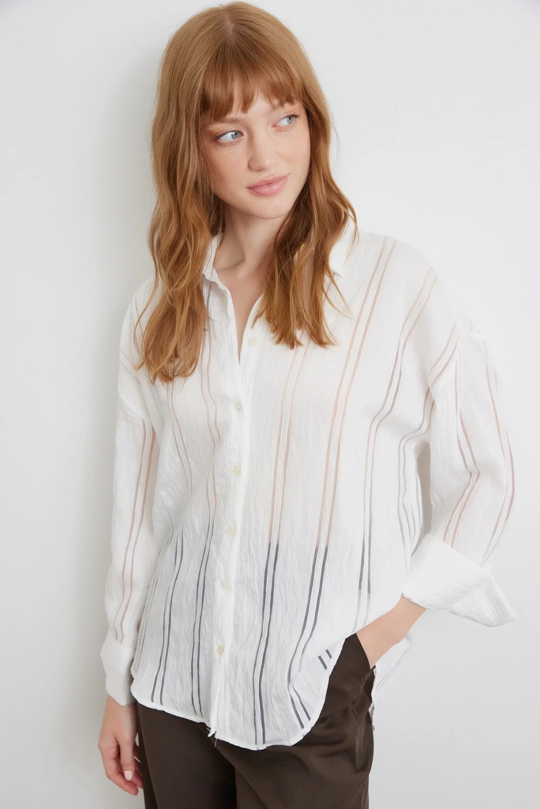 قميص مخطط من الاورجانزا باللون العاج