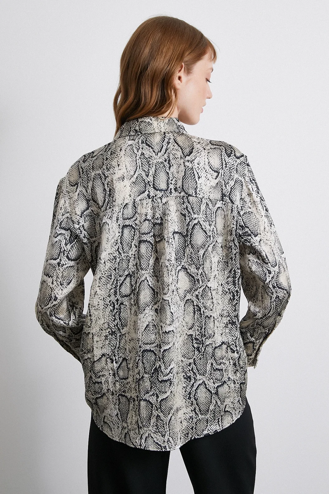 قميص بنقشة ثعبان رمادي