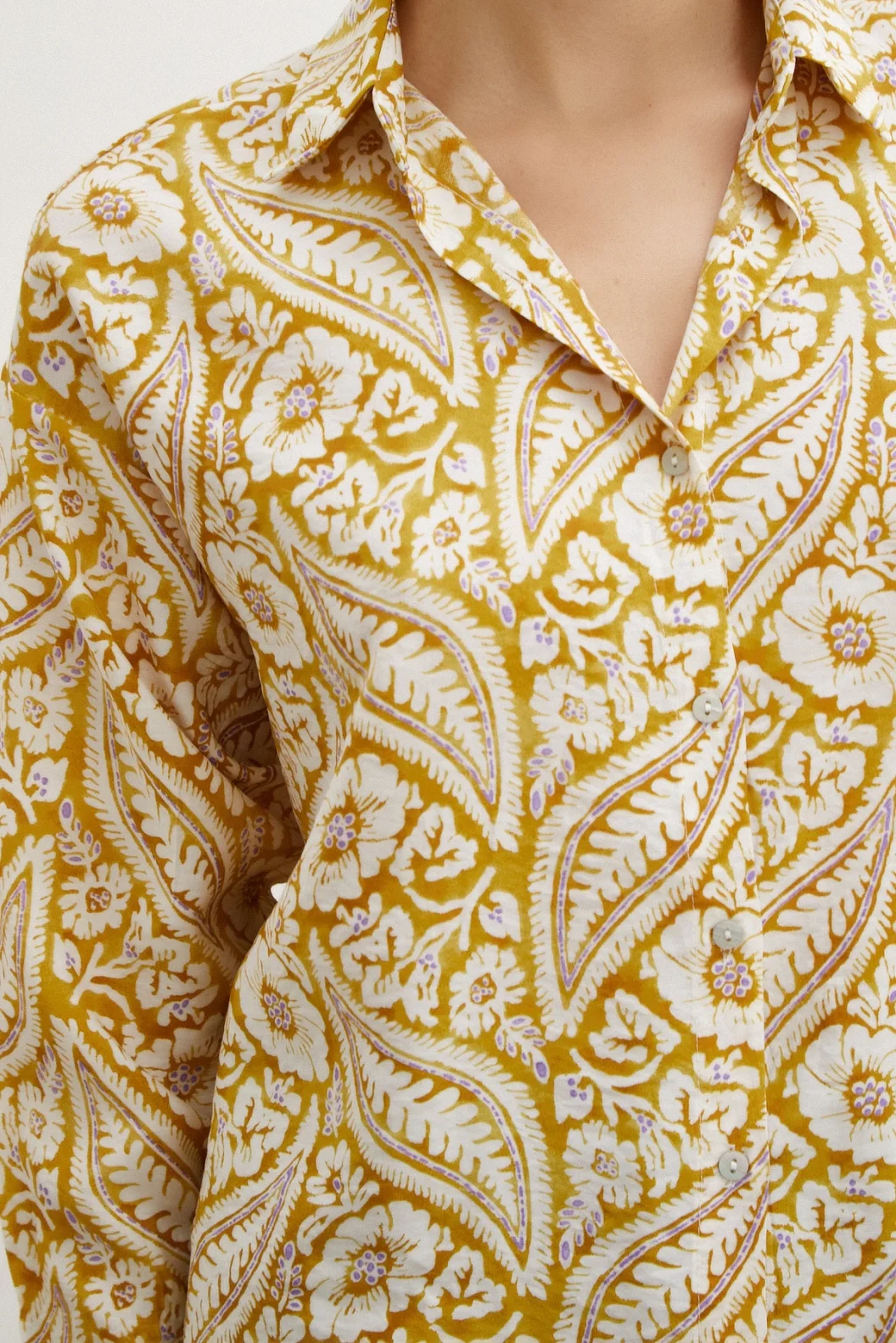 قميص نمطي من الفسكوز باللون الأصفر