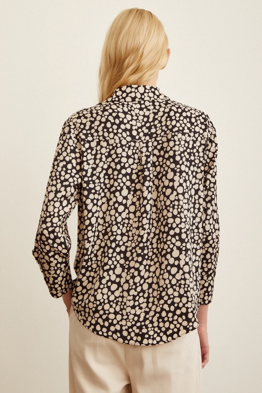 Gepunktetes Satinhemd Schwarz