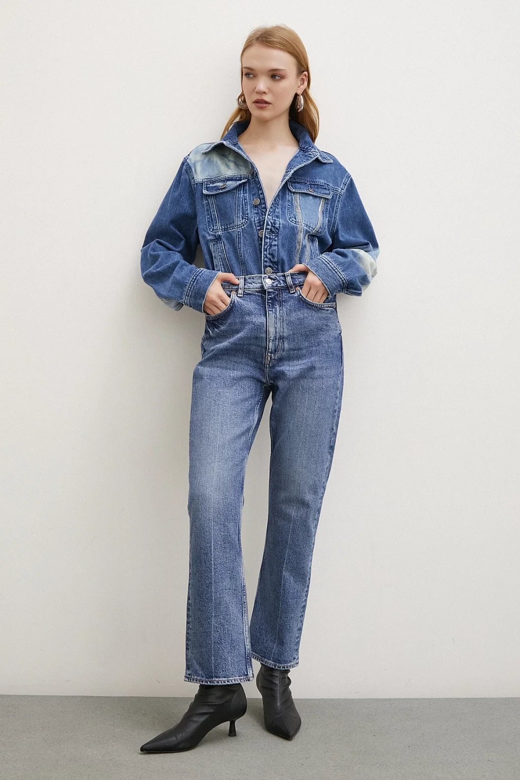 بنطلون جينز بخصر عالٍ وأساور أنبوبية بلون أزرق