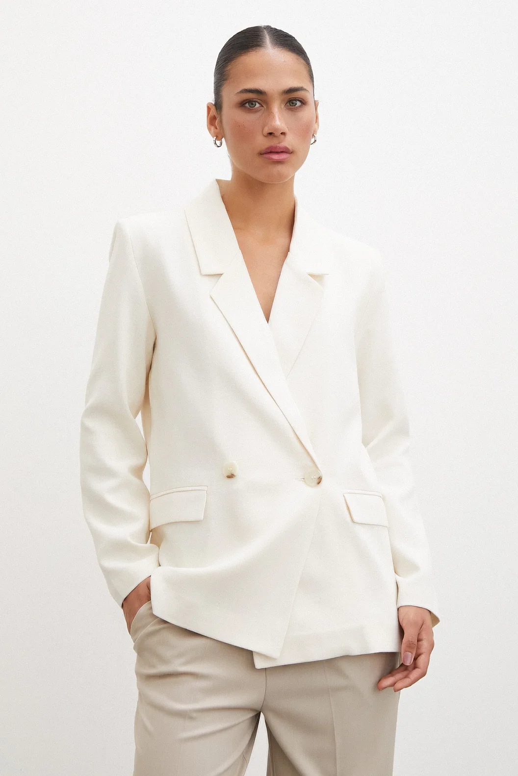 الستر بليزر مزدوج الأزرار من الكتان بلون الإكرو