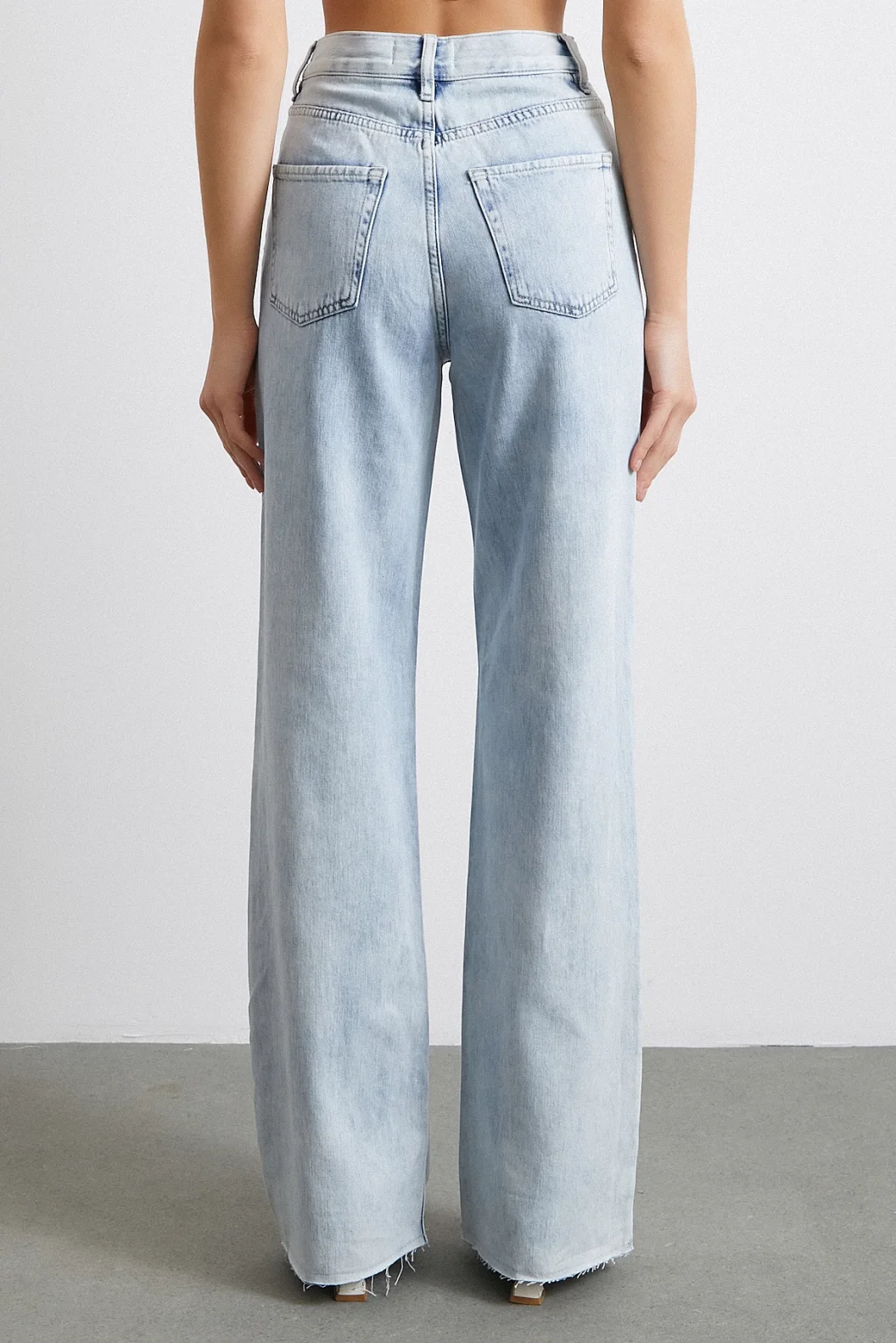 الجينز المقطع العالي مع لمسة ليكرا باللون الأزرق الجليدي