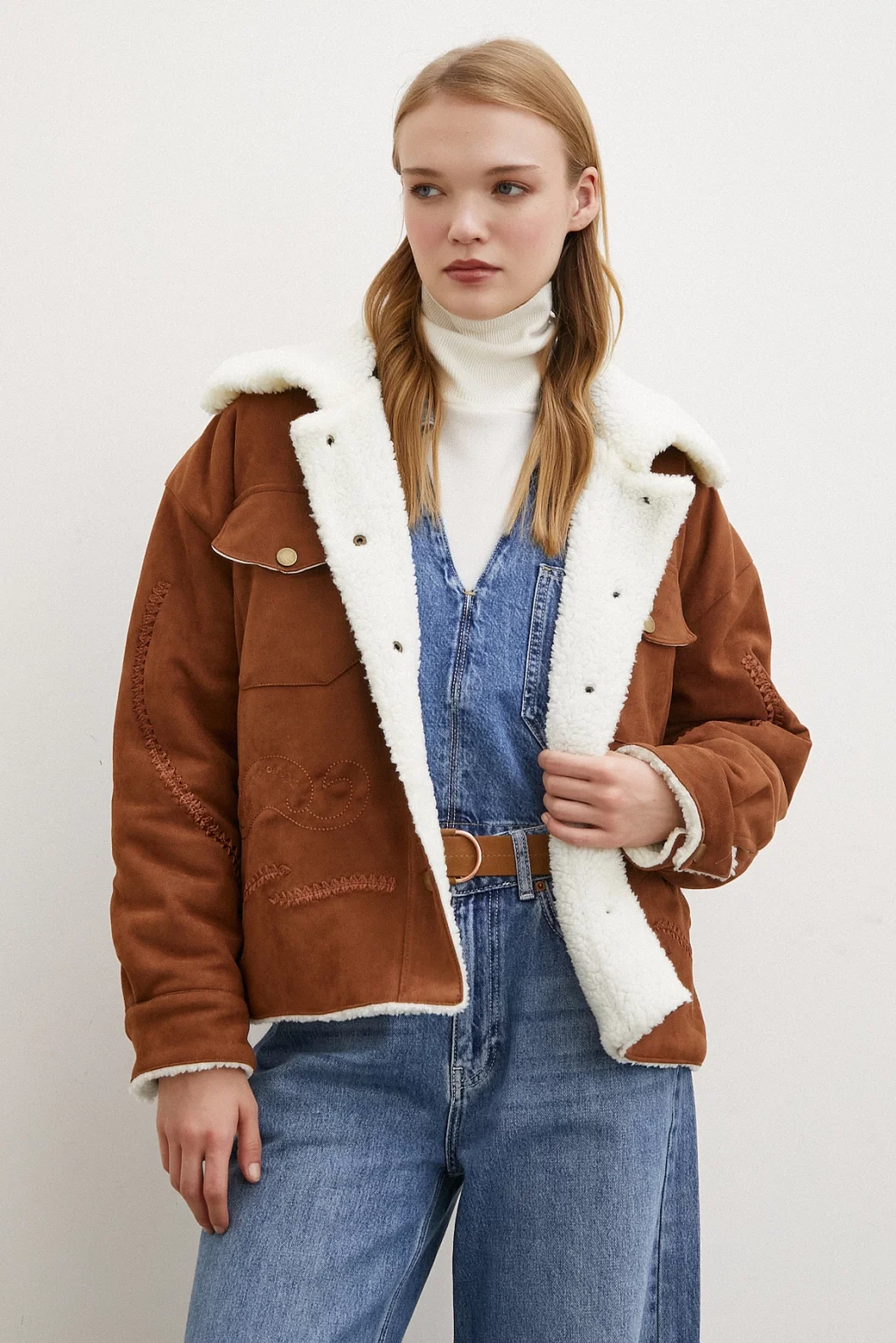 معطف الجلد الداخلي ببطانة من مخمل الزبدة