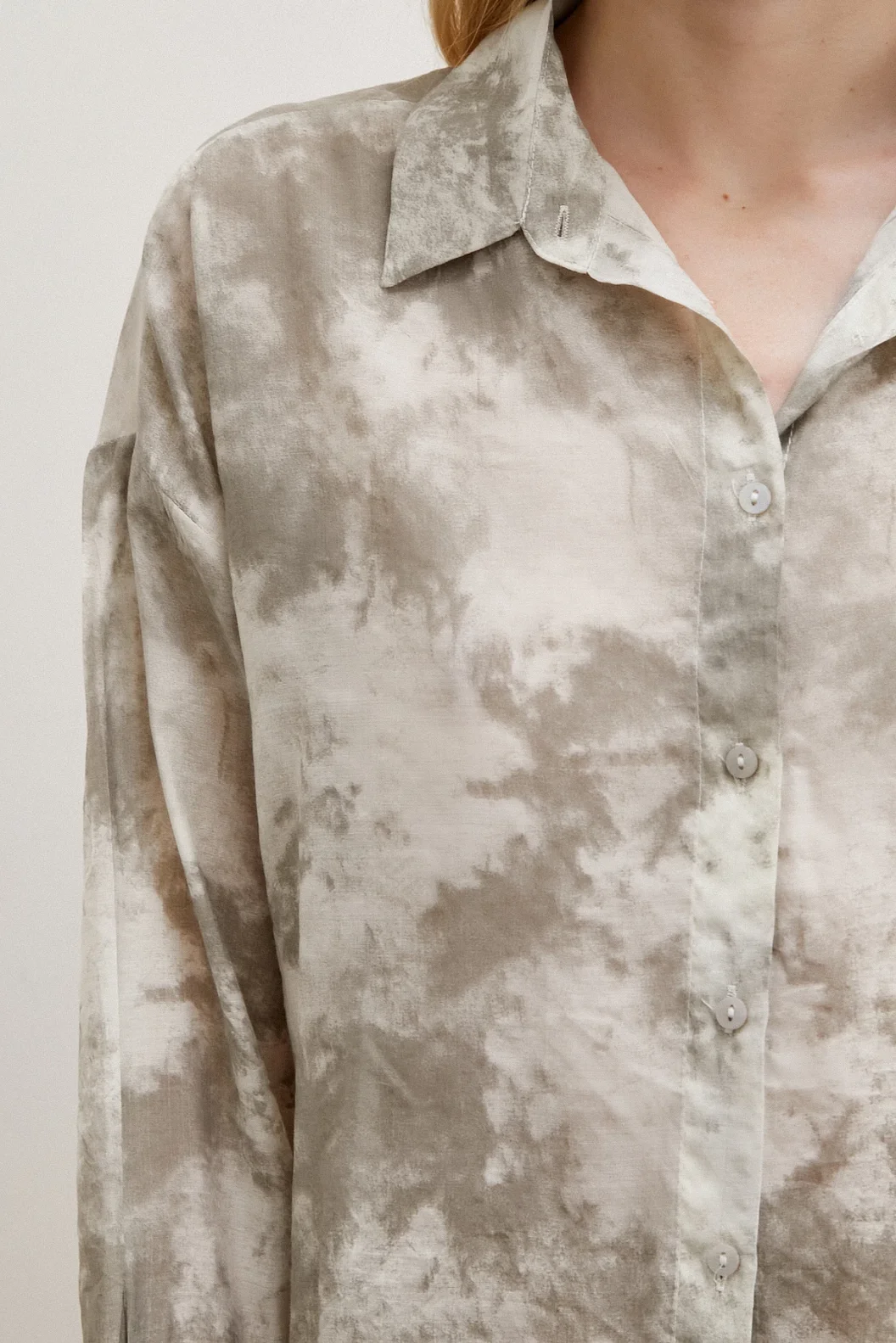 قميص بقصّة واسعة بتصميم مخطط باللون الرمادي