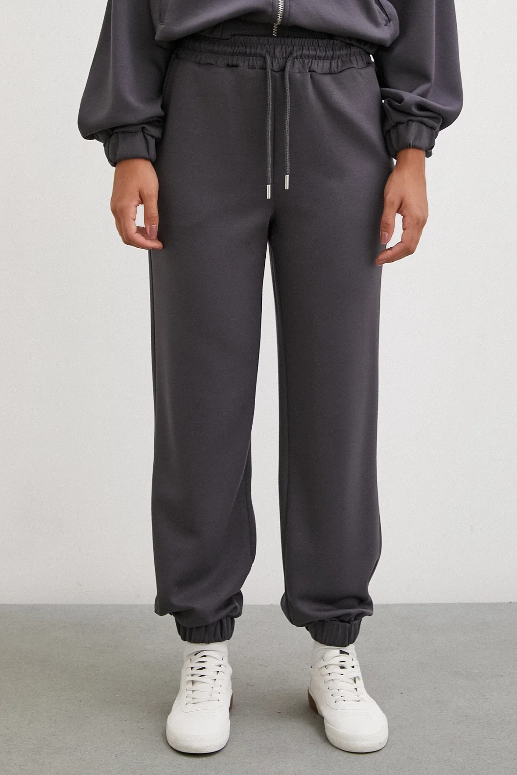 بنطلون رياضي بجيب مطاطي باللون البني