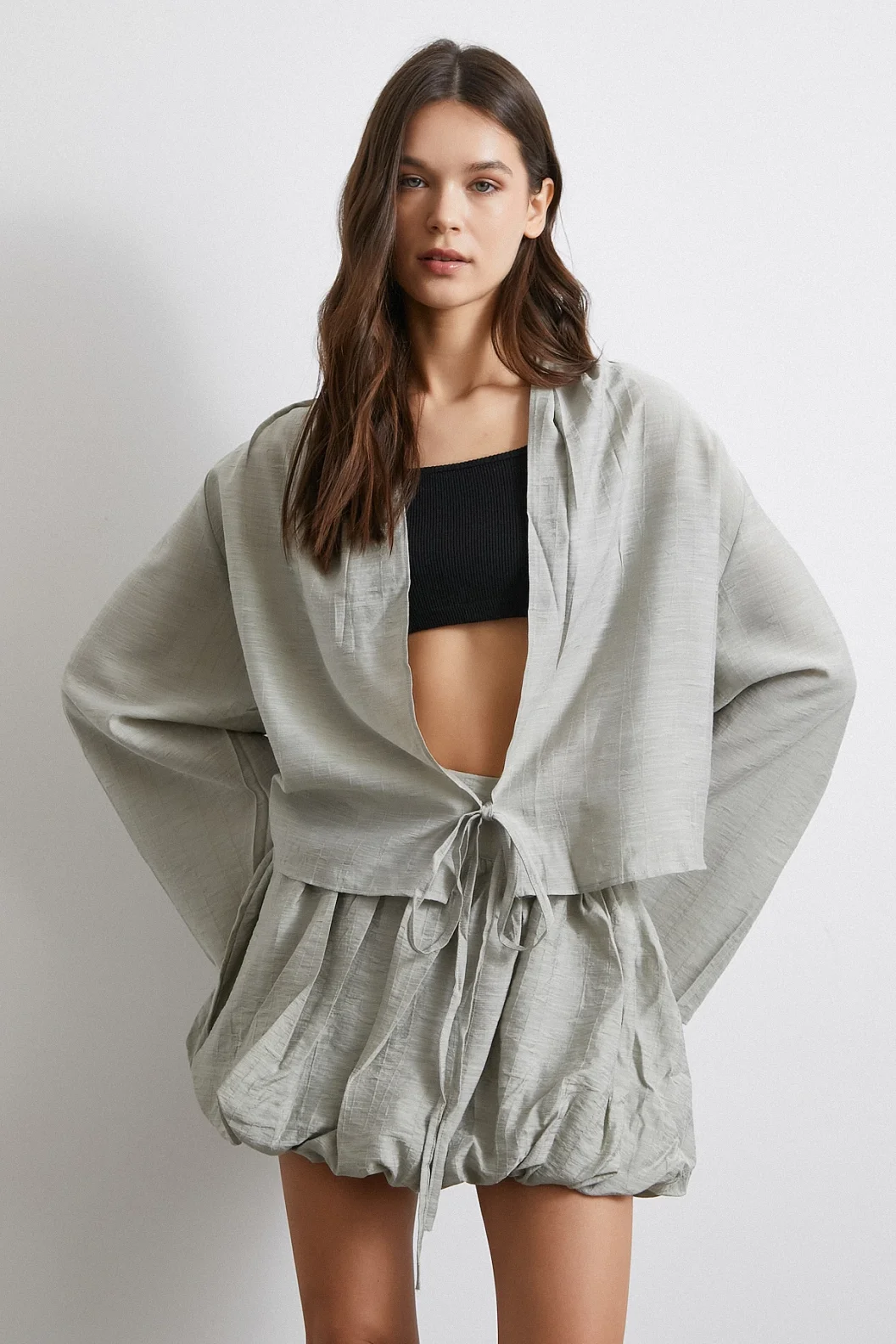 قميص واسع بأكمام طويلة مربوط من الأمام