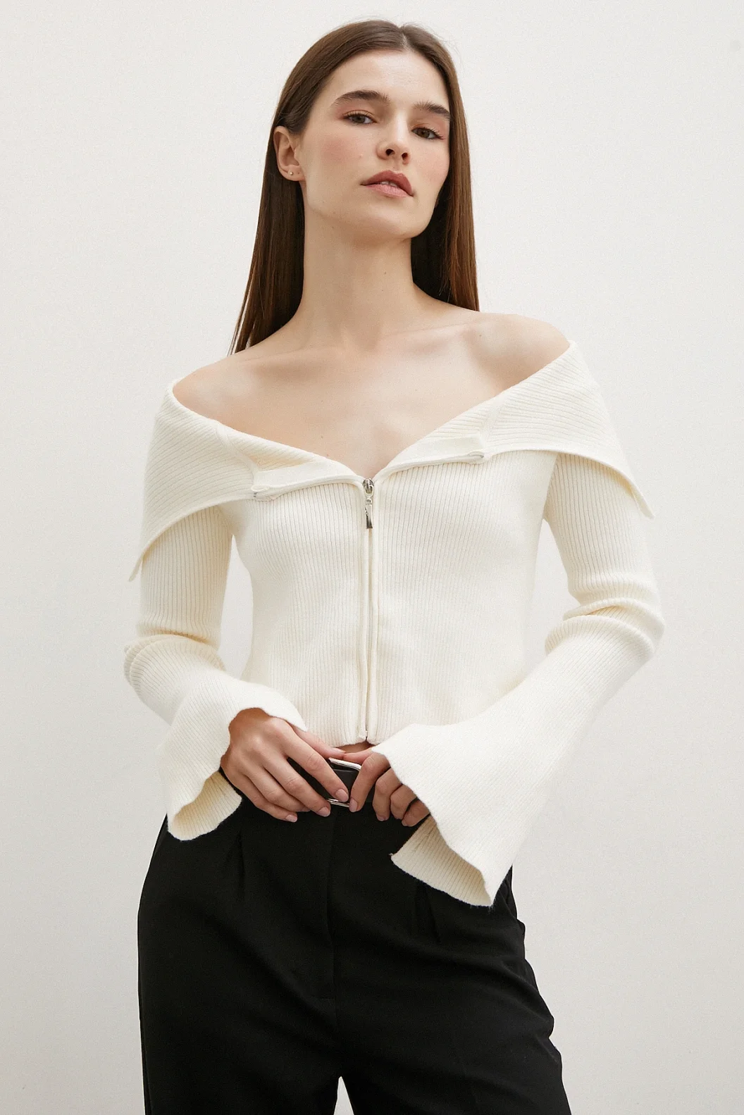 قميص ياقة مندل بسحاب مع كارديجان اللون العاج