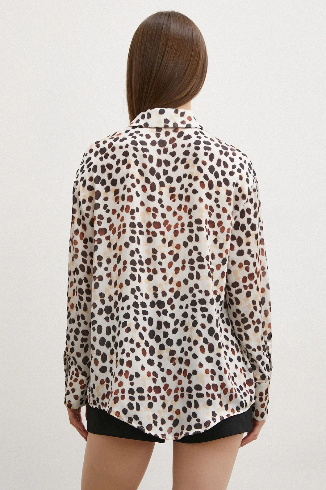 قميص بنمط حيواني بيج