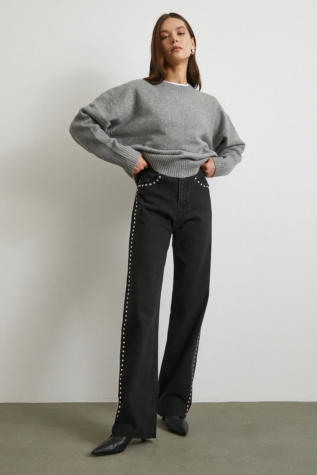 Taş İşlemeli Yüksek Bel Kesik Paça Jean Siyah