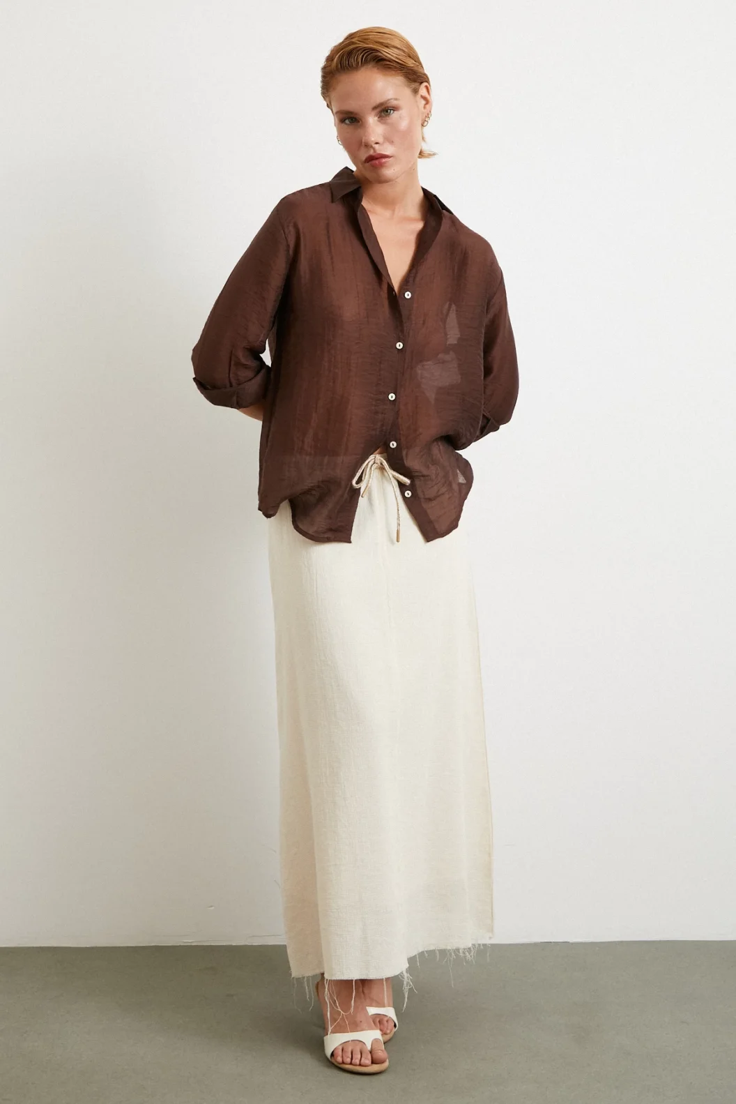 تنورة قشية بخصر مطاطي وبطانة ملونة باللون الكريمي