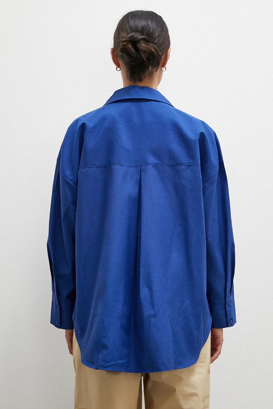 بلوزة بوبلين لونها الأزرق الداكن