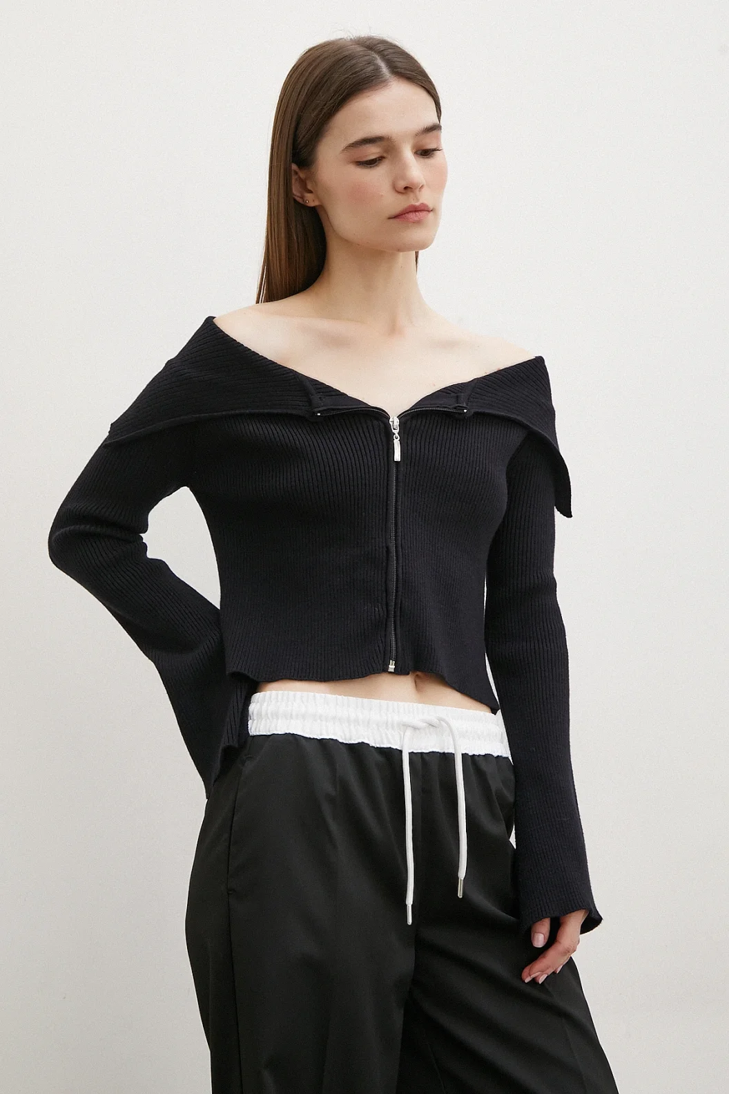 قميص عنق حريري أسود مع سحّاب