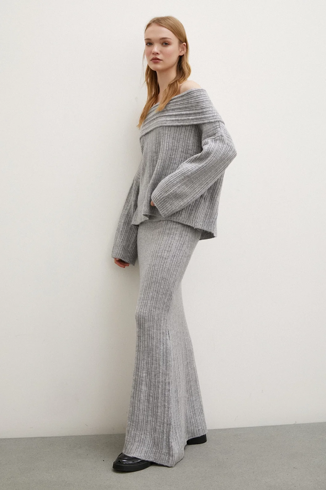 Skirted Madonna Collar Set Gray