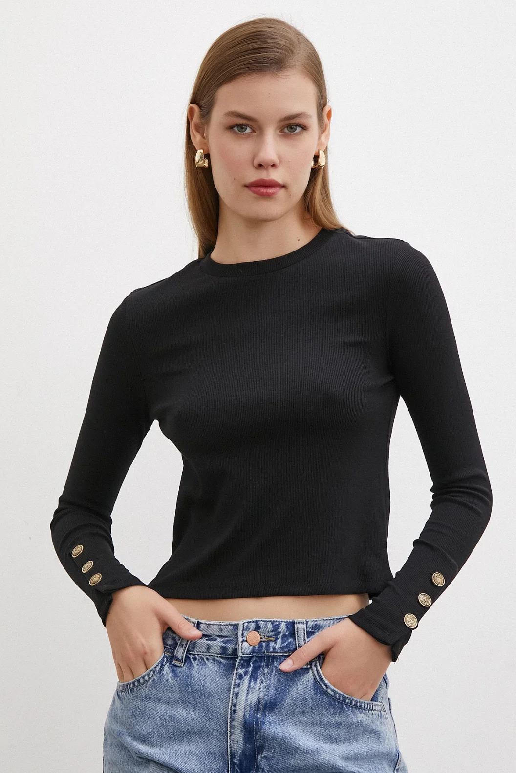 قميص أسود بأزرار على الذراع