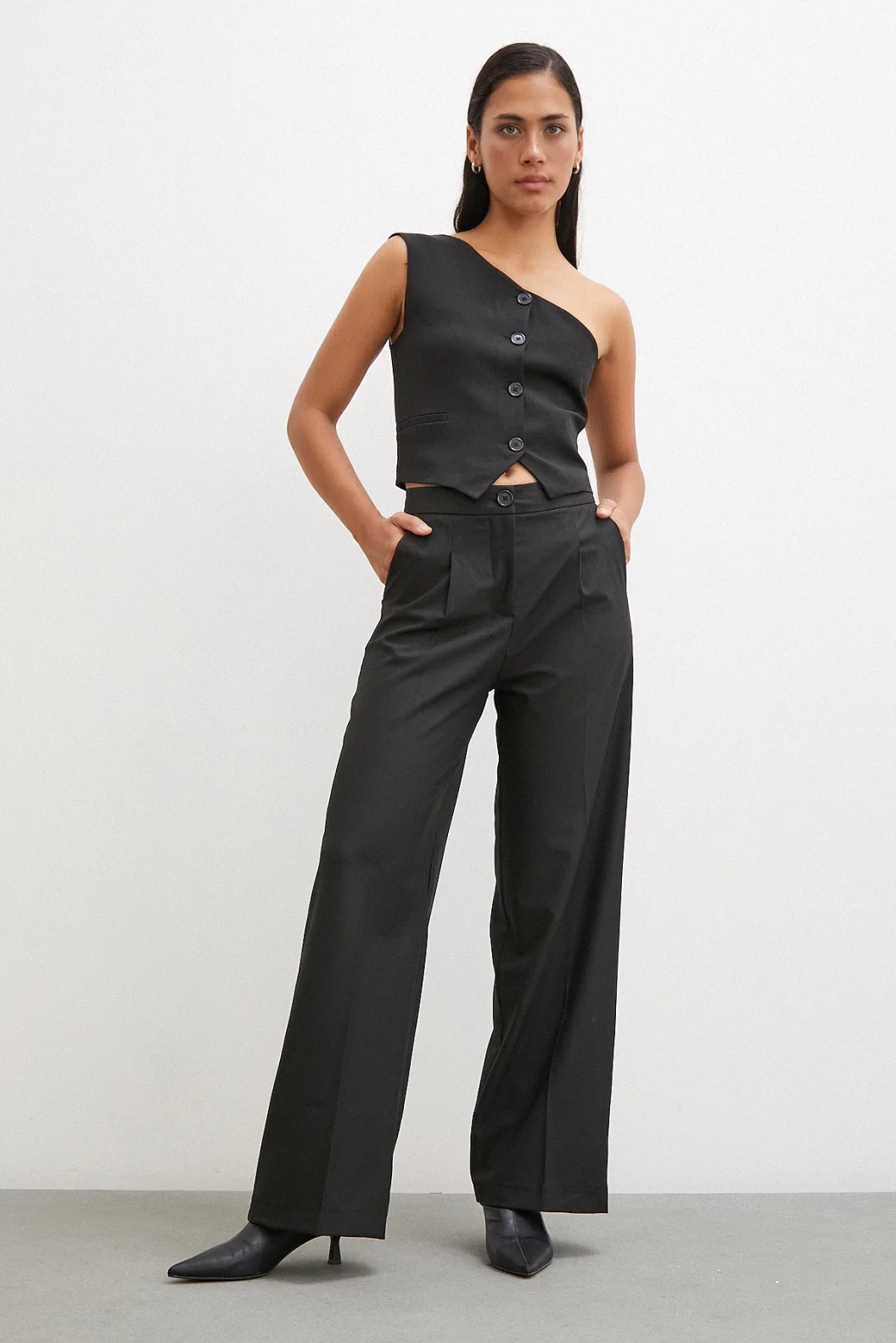 بنطلون بأساور باللون الأسود