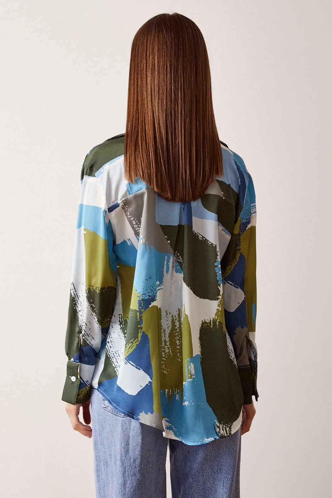 قميص برقبة على شكل V مطبوع