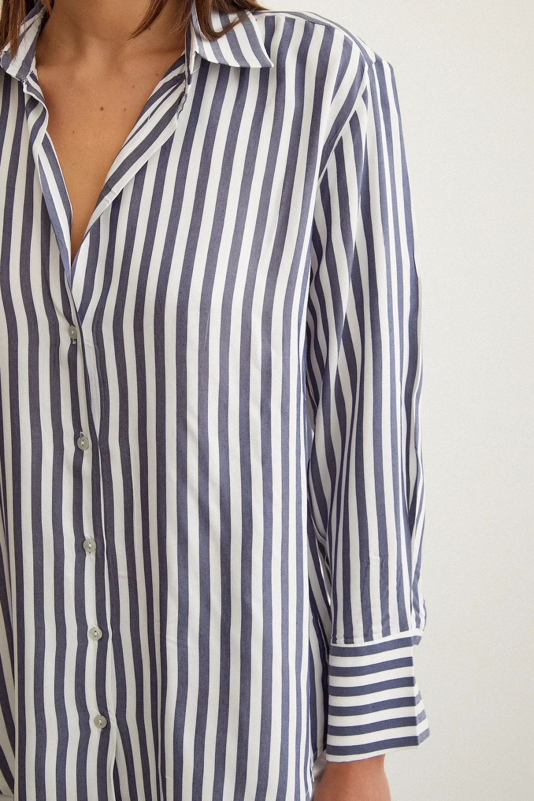 قميص متعدد الخطوط أزرق