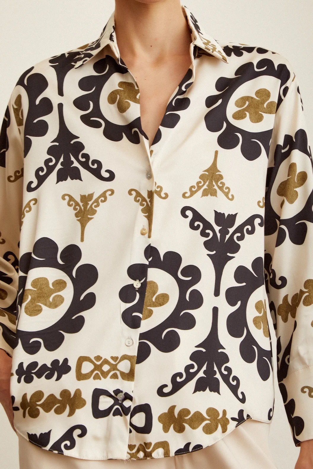 قميص حريري برقبة V مطبوعة باللون البيج