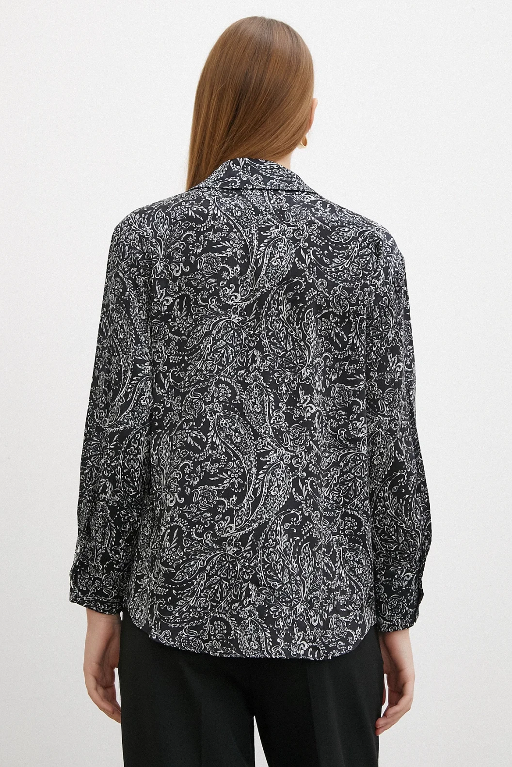 قميص الساتان بنقشة الشال باللون الأسود